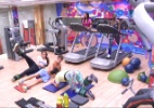 Sister fazem exercícios na academia e Rafael banca o personal trainer - Reprodução/TV Globo