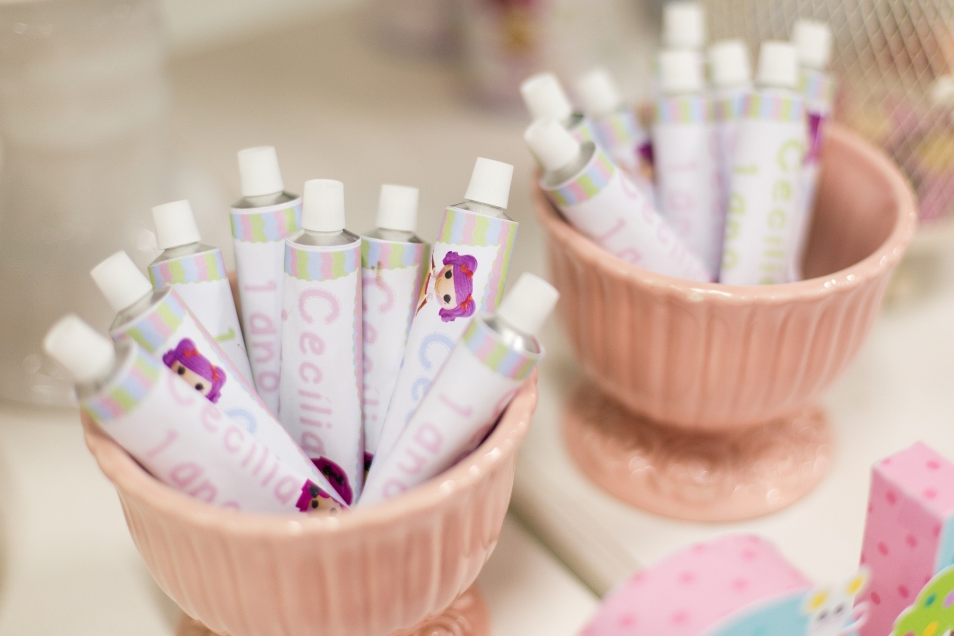 álbum com lembrancinhas úteis para festas de aniversário | Bisnaga de brigadeiro belga personalizada com o tema da festa. R$ 12 cada (pedido mínimo de dez unidades). Da Tathyana Abreu Decorações Personalizadas (www.tathyanaabreu.com.br). Preço pesquisado em fevereiro de 2015. Sujeito a alterações - Daniela Dytz/Divulgação