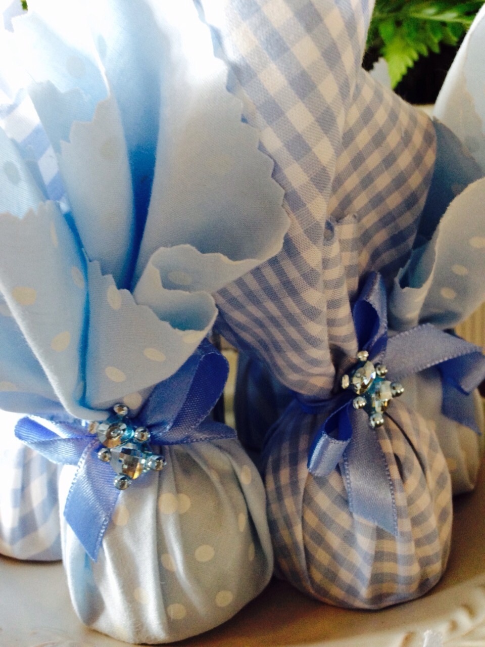 álbum com lembrancinhas úteis para festas de aniversário | Nhá benta embalada em trouxa de tecido, com arremate de tecido e detalhe de urso. R$ 9 cada (pedido mínimo de 25 unidades). Da Santa Julia Festas e Ideias Personalizadas (www.facebook.com/SantaJuliaFestas). Preço pesquisado em fevereiro de 2015. Sujeito a alterações - Divulgação