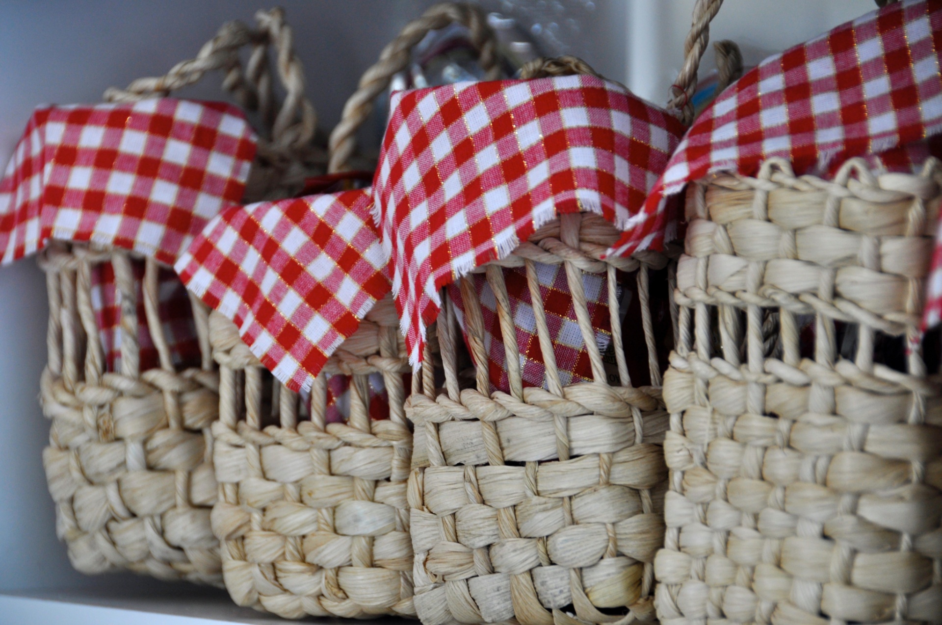 álbum com lembrancinhas úteis para festas de aniversário | Sacola de palha com toalhinha xadrez. R$ 8 reais cada. Da Laura Gil (www.lauragil.com.br). Preço pesquisado em fevereiro de 2015. Sujeito a alterações - Divulgação