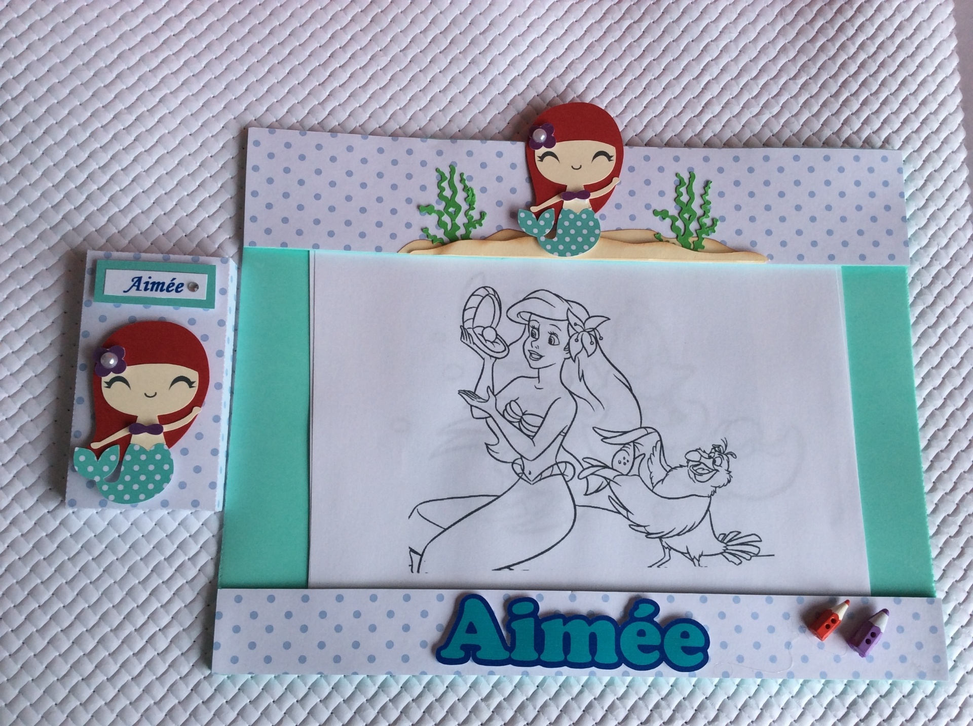 álbum com lembrancinhas úteis para festas de aniversário | Risque e rabisque decorado com técnicas de "scrapbooking". Vem com dez desenhos para pintar e caixa de giz de cera. Da La Bele Vie (www.labelleviepoa.blogspot.com). R$ 11,50 a unidade (pedido mínimo de 12 unidades). Preço pesquisado em fevereiro de 2015. Sujeito a alterações - Divulgação