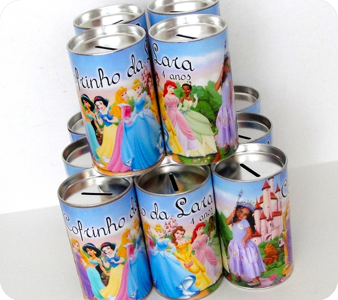 álbum com lembrancinhas úteis para festas de aniversário | Cofres personalizados com as princesas Disney e o nome da aniversariante. R$ 10,50 cada (pedido mínimo de 20 unidades). Da Convites da Fê (www.convitesdafe.blogspot.com.br). Preço pesquisado em fevereiro de 2015. Sujeito a alterações - Divulgação