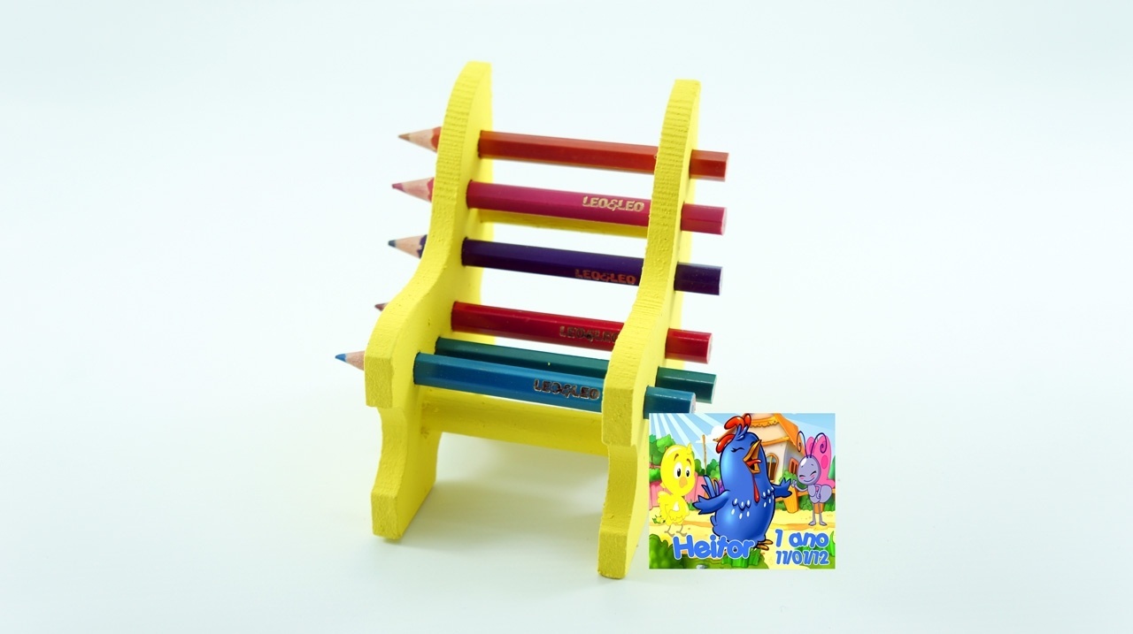 álbum com lembrancinhas úteis para festas de aniversário | Porta-lápis em MDF em formato de banco com seis lápis de cor. Da Alegria Está no Ar (www.alegriaestanoar.com.br). R$ 4,90 cada (pedido mínimo de 20 unidades). Preço pesquisado em fevereiro de 2015. Sujeito a alterações - Divulgação