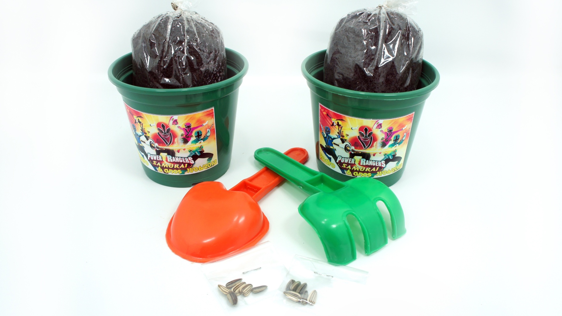 álbum com lembrancinhas úteis para festas de aniversário | O kit de jardinagem da empresa Alegria Está no Ar (www.alegriaestanoar.com.br) vem com vaso, pá e rastelo de plástico, terra e sementinhas para plantar. R$ 3,90 cada (pedido mínimo de 20 unidades). Preço pesquisado em fevereiro de 2015. Sujeito a alterações - Divulgação