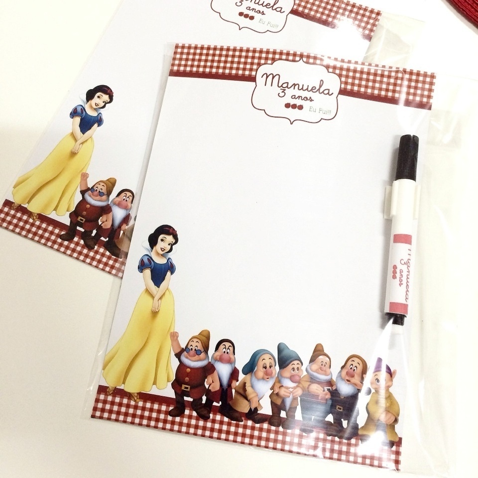 Lousa mágica personalizada com o tema da festa. A criança escreve e pode apagar. Da Renata Pardo Design e Arte Personalizada (renatapardo.com.br). R$ 7,50 cada (sem pedido mínimo). Preço pesquisado em fevereiro de 2015. Sujeito a alterações - Divulgação
