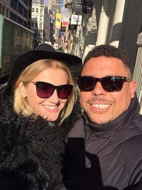 19.fev.2015 - Celina Locks, a nova namorada de Ronaldo Fenômeno, usou sua conta no Instagram para mostrar um momento de felicidade. O casal está curtindo o frio e a neve em Nova York. 