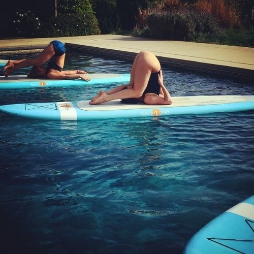 19.fev.2015 - Lady Gaga mostrou que tem bastante elasticidade durante um exercício de ioga na piscina. No Instagram, a cantora publicou a imagem e falou sobre o dia. "Que lindo dia, piscina ioga"