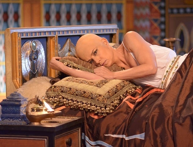 Na cena de "Os Dez Mandamentos", Henutmire tem um pesadelo. Como era costume das mulheres do antigo Egito rasparem a cabeça por questões de higiene, Vera colocou uma prótese na cabeça para gravar a cena em que sua personagem aparece careca