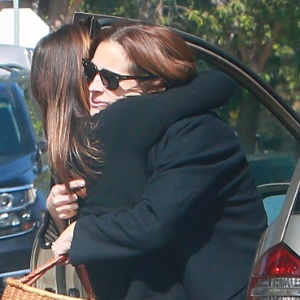 Julia Roberts recebe o carinho de amiga após a morte da mãe, Betty Lou, em Los Angeles