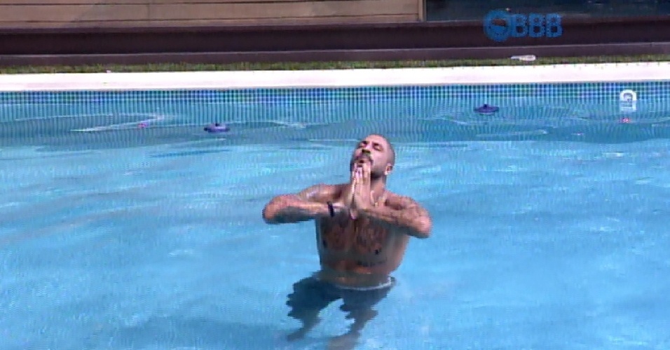 20.fev.2015 - Fernando pula na piscina para comemorar liderança
