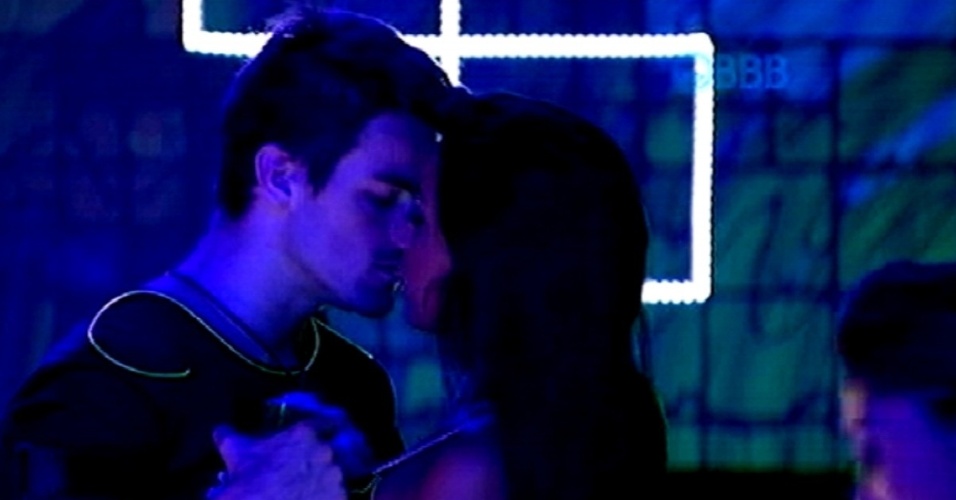 20.fev.2015 - Rafael beija Talita durante a festa Blackout desta sexta-feira (20)