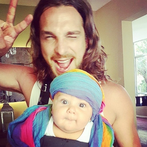 20.fev.2015 - Um pequeno hippie? Igor Rickli brinca com a roupa do filho, Antônio, de 4 meses, e faz menção à música "Age of Aquarius" em um post no Instagram.