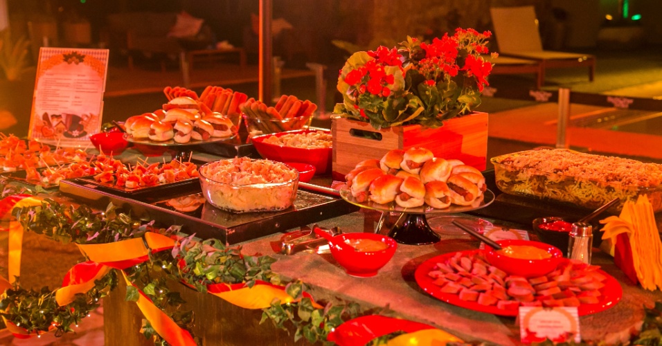 18.fev.2014 - Decoração da Noite Alemã tem carroças com flores, almofadas e petiscos típicos