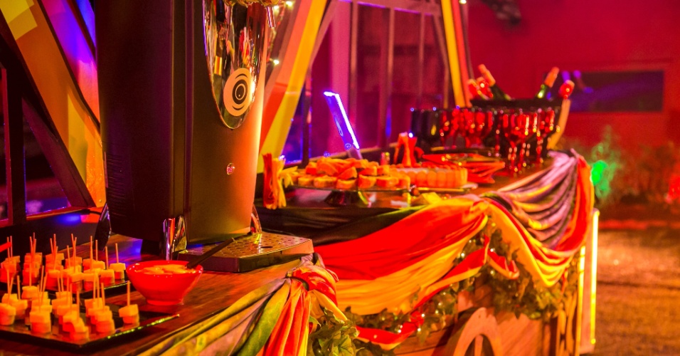 18.fev.2014 - Decoração da Noite Alemã tem carroças com flores, almofadas e petiscos típicos