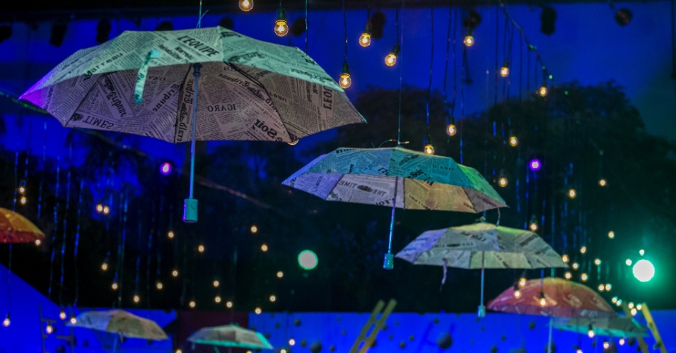 6.fev.2015 - Festa Surreal no "BBB15" tem decoração de lâmpadas, guarda-chuvas e escadas