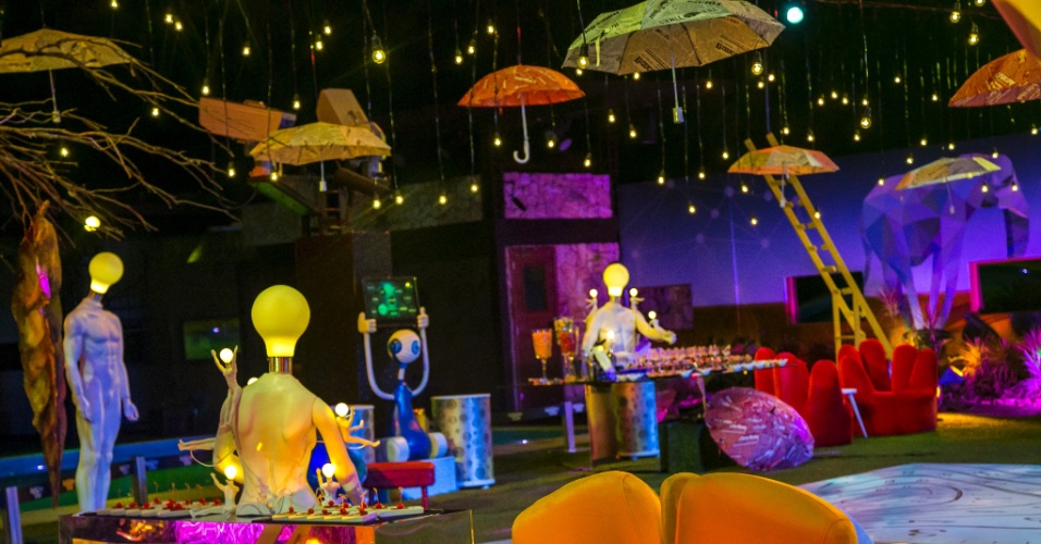 6.fev.2015 - Festa Surreal no "BBB15" tem decoração de lâmpadas, guarda-chuvas e escadas