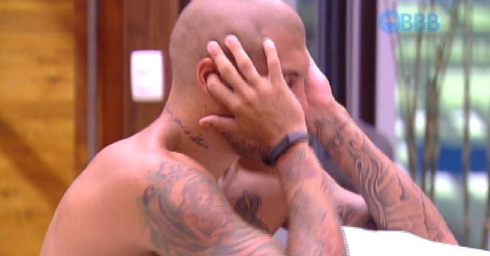21.fev.2015 - Fernando põe as mãos no ouvido após ser acordado pela produção
