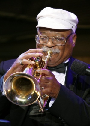 14.set.2006 - O trompetista de jazz Clark Terry toca no aniversário do Thelonious Monk Institute of Jazz, na Casa Branca, em Washington