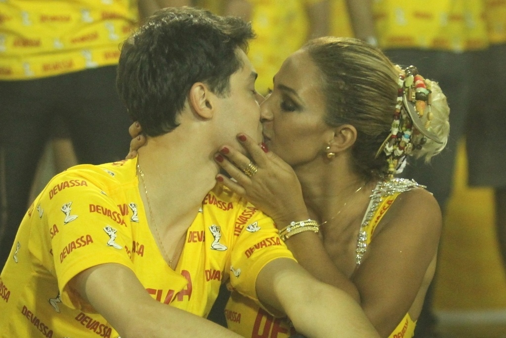 21.fev.2015 - Valesca Popozuda foi uma das famosas que beijaram muito neste Sábado das Campeãs, no Rio. A cantora não desgrudou do namorado, o empresário Diógenes David - AgNews