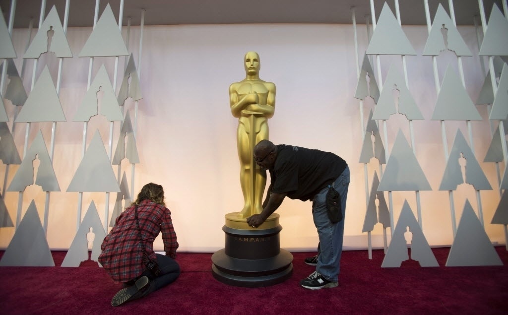 22.fev.2015 - Decorações do carpete vermelho são dispostas no Dolby Theatre, em Los Angeles. - Mario Anzuoni/Reuters