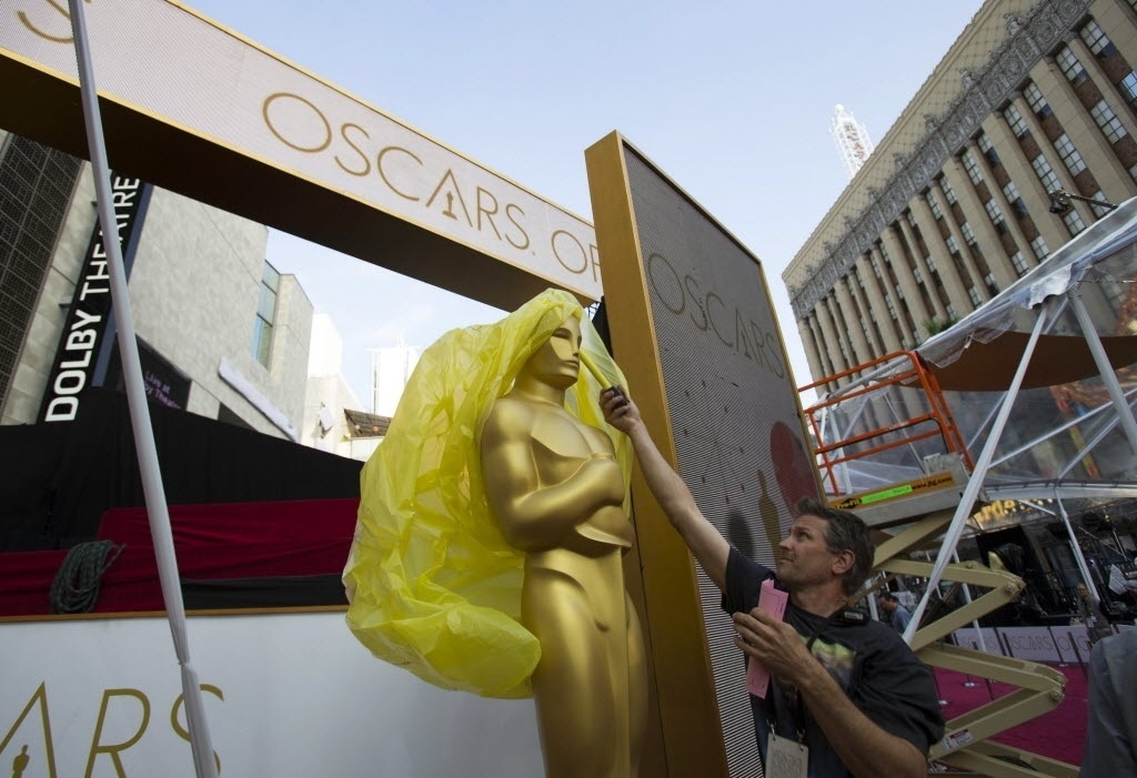 22.fev.2015 - Decorações do carpete vermelho são dispostas no Dolby Theatre, em Los Angeles. - Mario Anzuoni/Reuters
