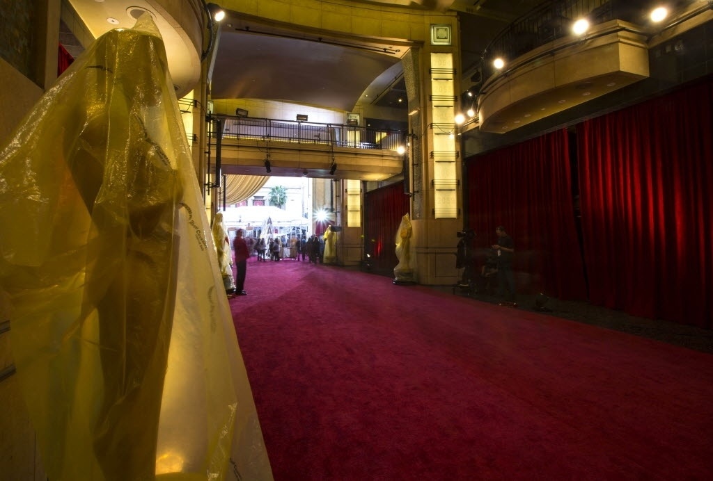 22.fev.2015 - Decorações do carpete vermelho são dispostas no Dolby Theatre, em Los Angeles. - ZUMAPRESS