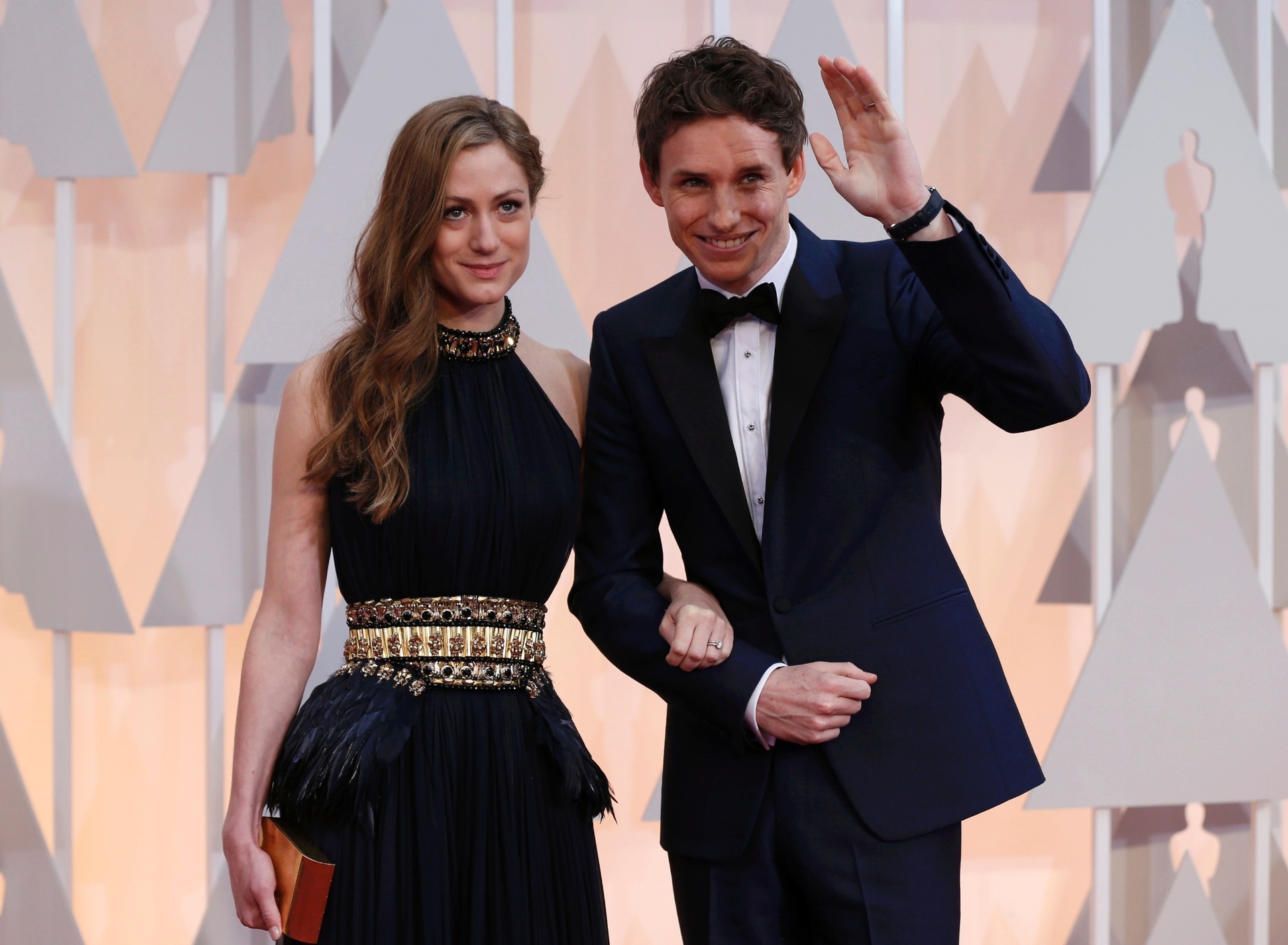 22.fev.2015 - Eddie Redmayne, noemado a melhor ator por "A Teoria de Tudo", com sua mulher Hannah Bagshawe - Reuters