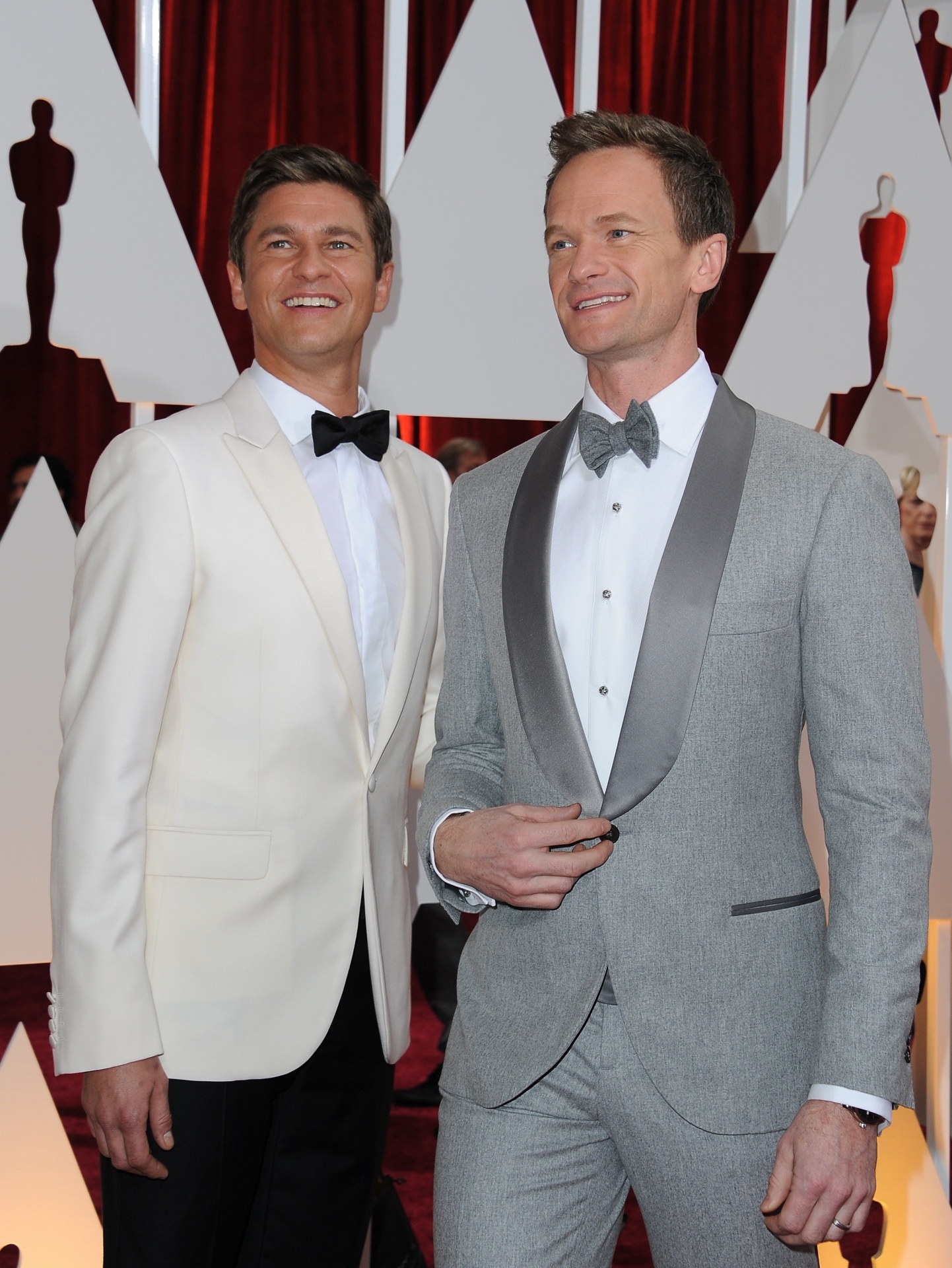 22.fev.2015 - O apresentador do Oscar 2015, Neil Patrick Harris, chega à cerimônia junto de seu marido, o ator David Burtka - Valerie Macon/AFP