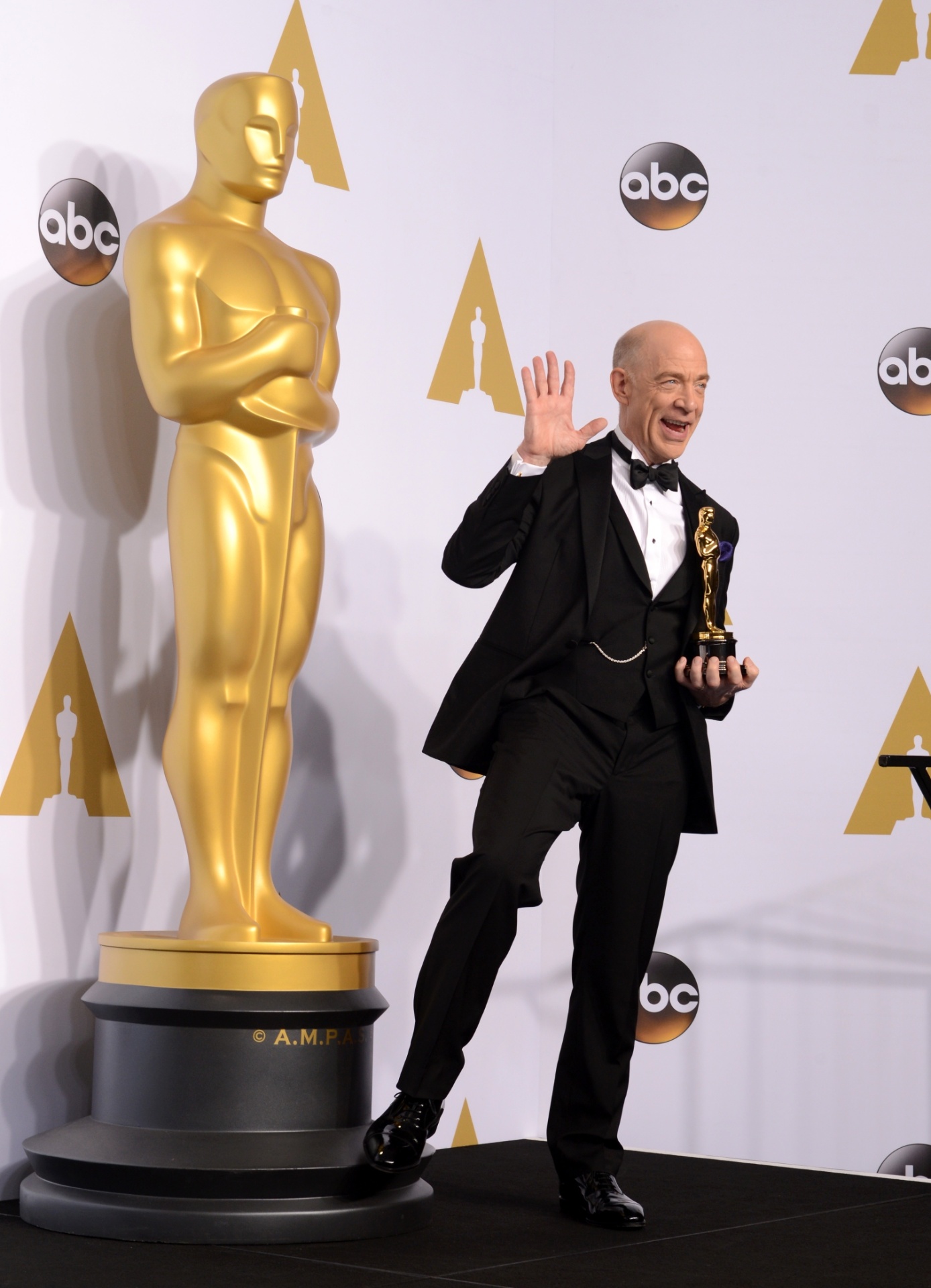 22.fev.2015 - O ator J.K. Simmons após vencer o prêmio de melhor ator coadjuvante por "Whiplash", no Oscar 2015 - Yang Lei