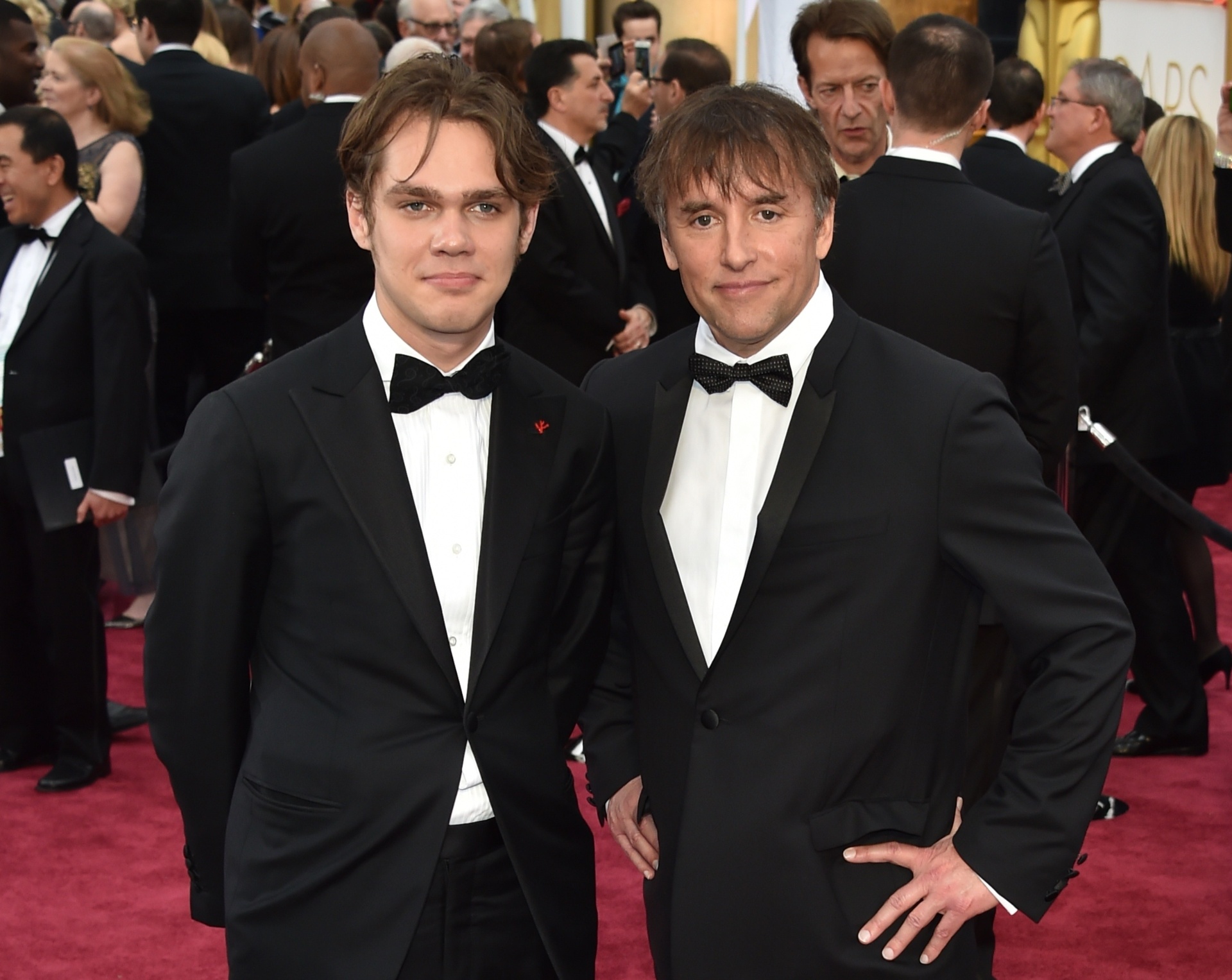 22.fev.2015 - O ator de "Boyhood", Ellar Coltrane, junto do diretor Richard Linklater, que concorre com o longa nas categorias melhor filme, melhor diretor e melhor roteiro original. "Boyhood" também foi nomeado por melhor atriz coadjuvante (Patricia Arquette) e melhor edição (Sandra Adair) - Mladen Antonov/AFP