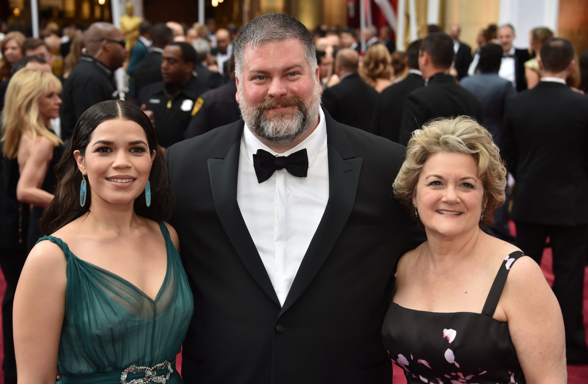22.fev.2015 - Os nomeados ao Oscar de melhor animação por "Como Treinar o Seu Dragão 2" America Ferrera, Dean DeBlois e Bonnie Arnold chegam para o Oscar 2015 - Mladen Antonov/AFP