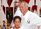 O chef Wolfgang Puck junto de seu filho Alexander no Oscar 2015 - Lucas Jackson/Reuters