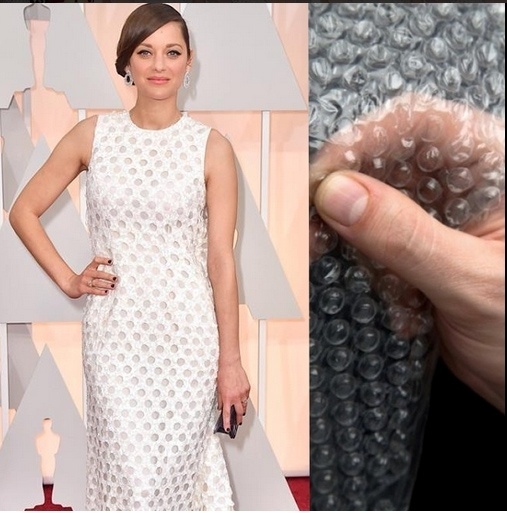 O vestido da atriz francesa Marion Cotillard, que concorre ao Oscar de melhor atriz por "Dois Dias, Uma Noite", também foi comparado a uma folha de plástico bolha - Reprodução