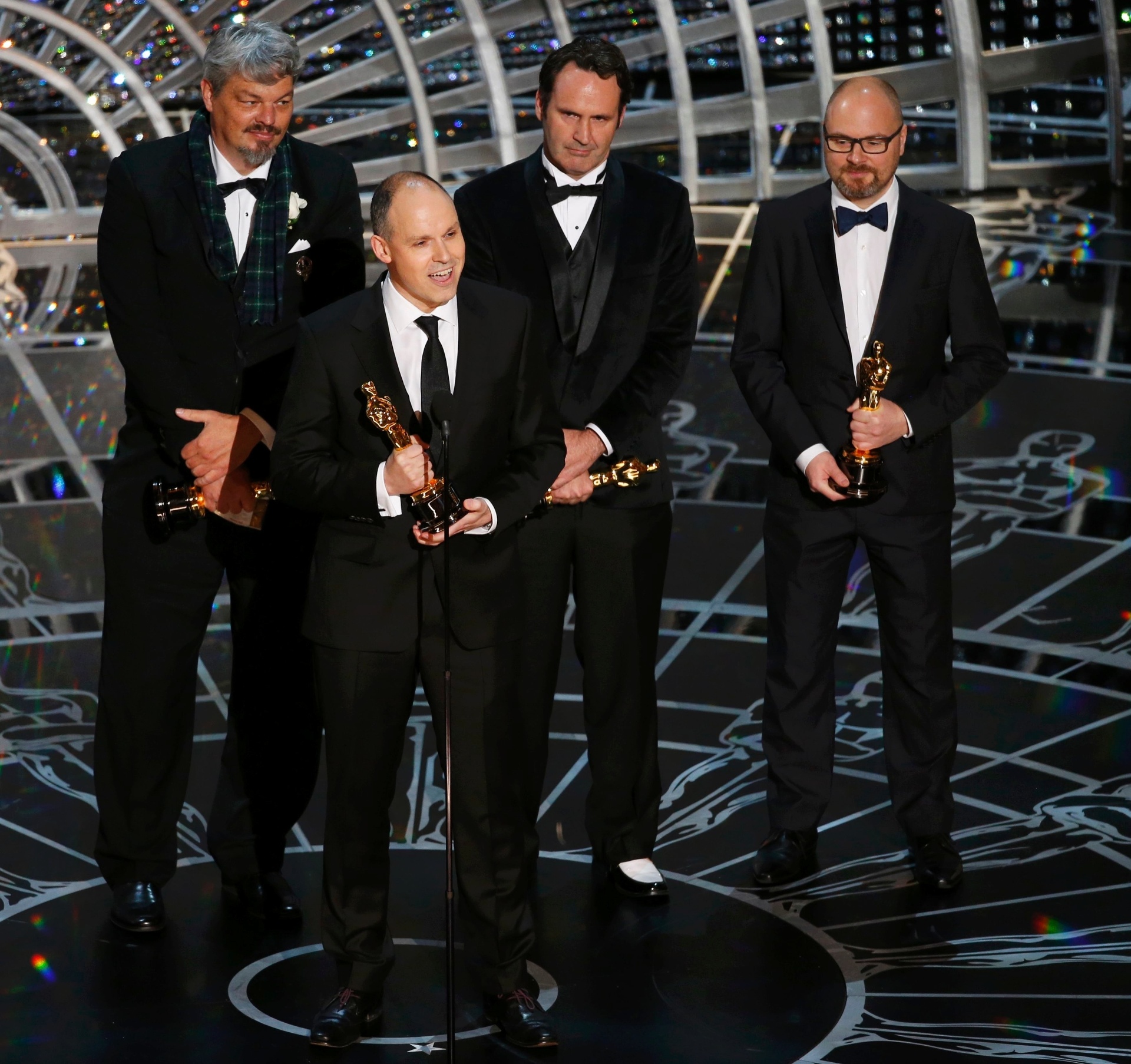 22.fev.2015 - Ian Hunter, Paul Franklin, Scott Fischer e Andrew Lockley recebem o Oscar de melhor efeitos visuais por "Interestelar" - Reuters