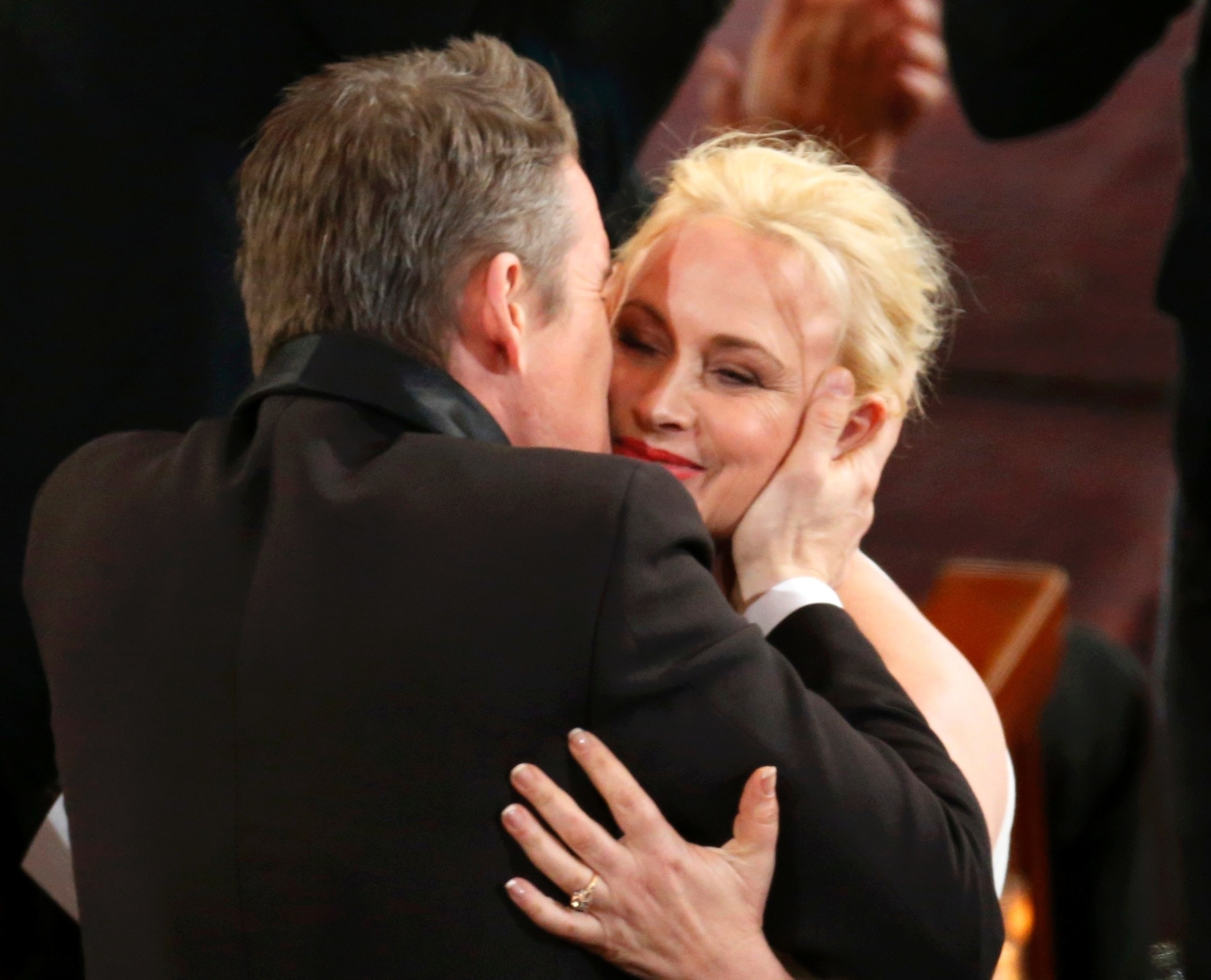 22.fev.2015 - Patricia Arquette, vencedora do Oscar de melhor atriz coadjuvante por "Boyhood - Da Infância à Juventude", recebe um beijo do companheiro de elenco Ethan Hawke - Reuters