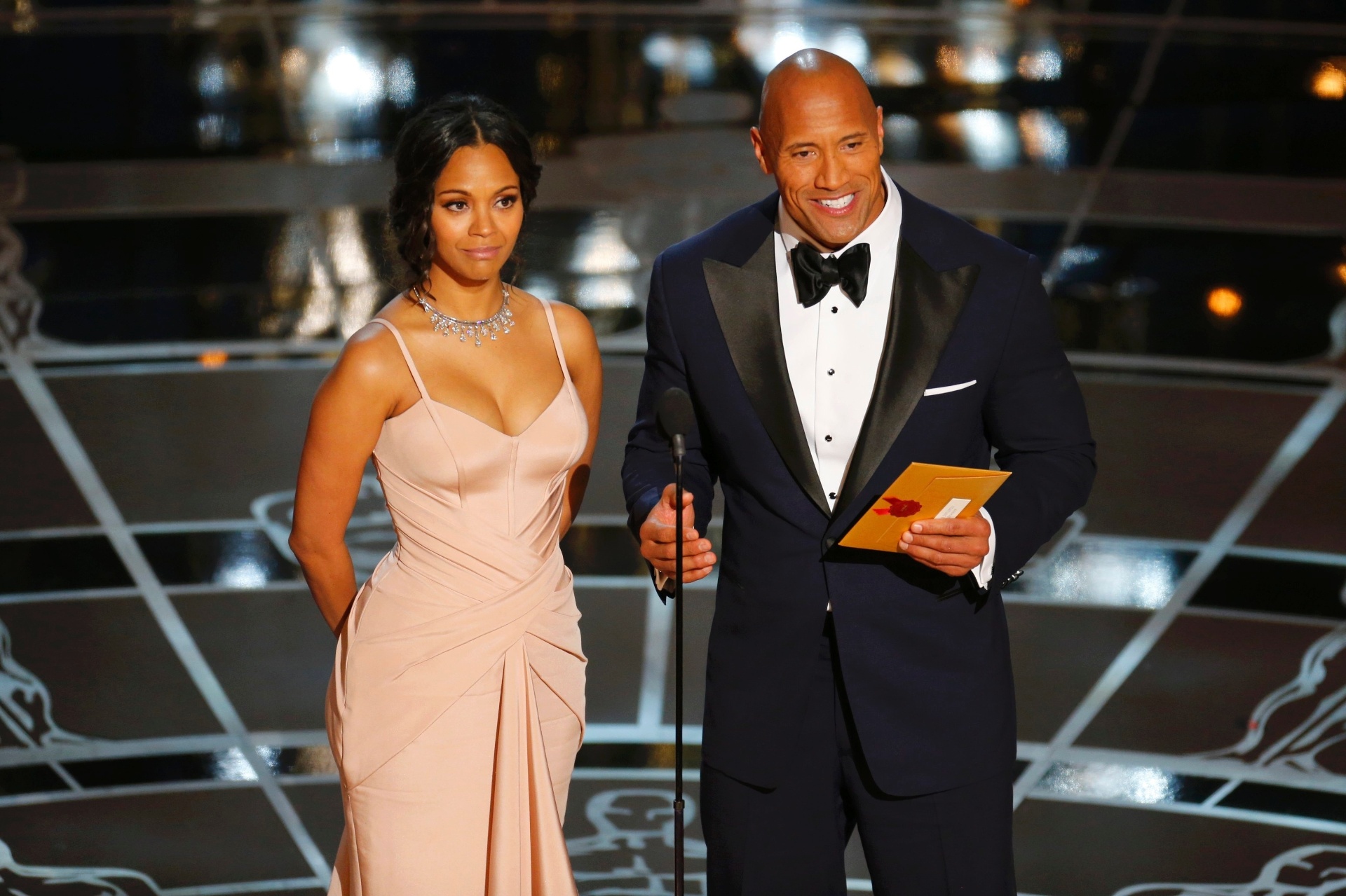22.fev.2015 - Zoe Saldana e Wayne Johnson apresentam o Oscar de melhor longa de animação, vencido por "Operação Big Hero" - Reuters