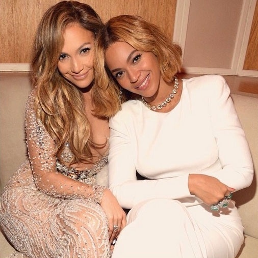 23.02.2015 - Jennifer Lopez postou uma foto ao lado de Beyoncé durante a festa da revista "Vanity Fair" após a premiação do Oscar, na madrugada desta segunda-feira (23)