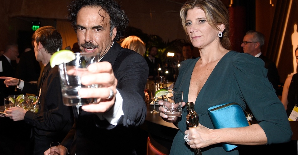 23.fev.2015 - Alejandro González Iñárritu ao lado da mulher Maria Eladia Hagerman em festa pós-Oscar 2015