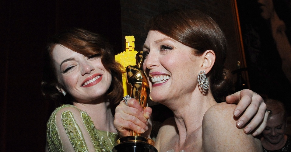 23.fev.2015 -  Emma Stone cumprimenta Julianne Moore, vencedora do Oscar de melhor atriz