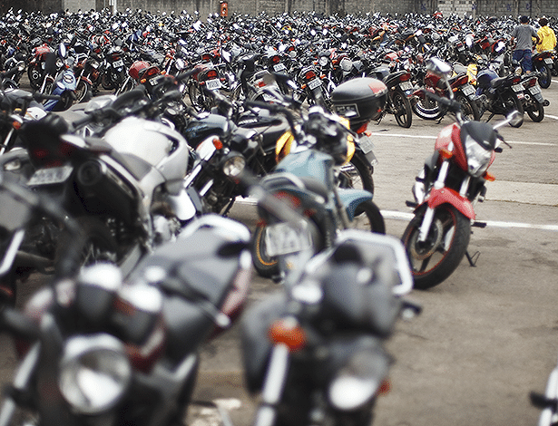 Motos lotam pátio de apreendidos na zona Leste de São Paulo - Daniel Marenco/Folhapress - 09-08-2011