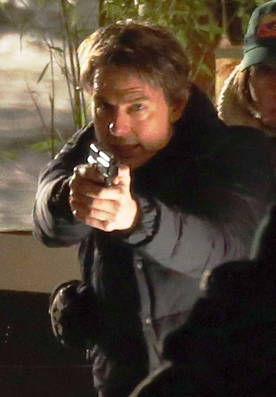 23.fev.2015 - Com uma arma na mão, Tom Cruise enfrenta frio na Torre de Londres para filmar cenas para "Missão Impossível 5" - The Grosby Group