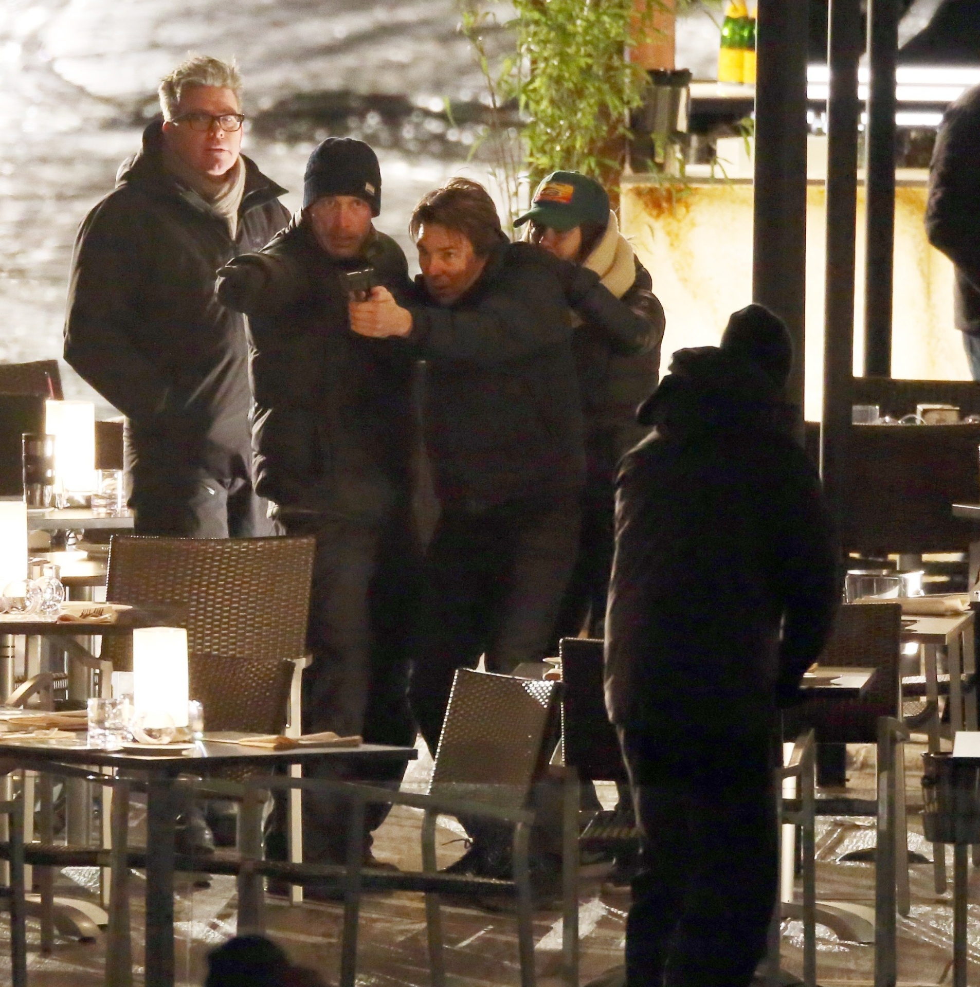 23.fev.2015 - Tom Cruise enfrenta frio, em torno de 0 ºC, na Torre de Londres para filmar cenas de ação para "Missão Impossível 5" - The Grosby Group