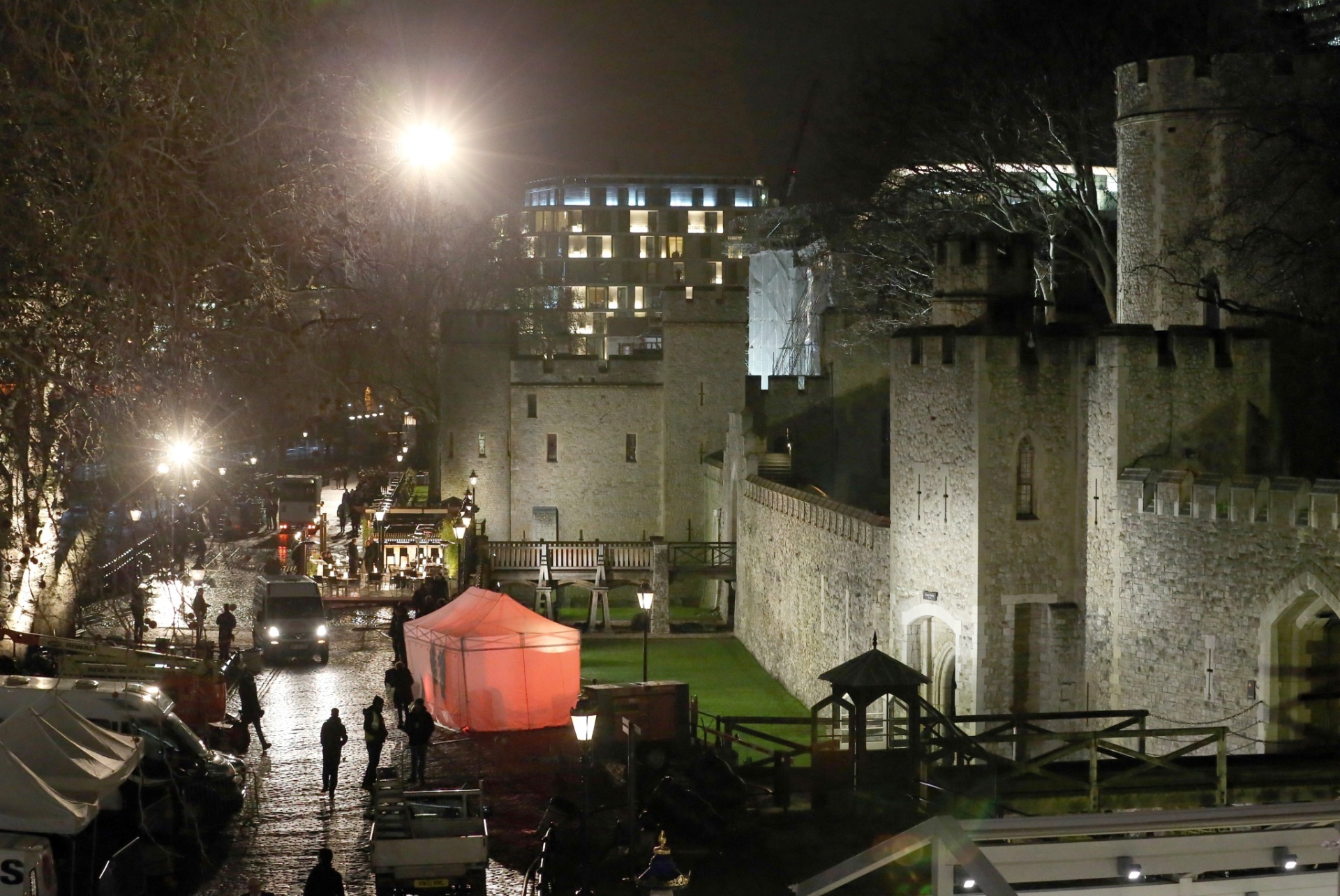 23.fev.2015 - Tom Cruise enfrenta frio, em torno de 0 ºC, na Torre de Londres para filmar cenas para "Missão Impossível 5" - The Grosby Group