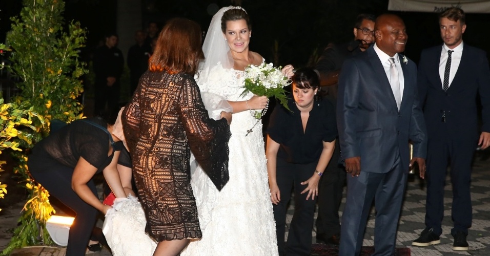 24.fev.2015 - A atriz Fernanda Souza se prepara para entrar na igreja Nossa Senhora do Brasil, em São Paulo, para seu casamento com o cantor Thiaguinho