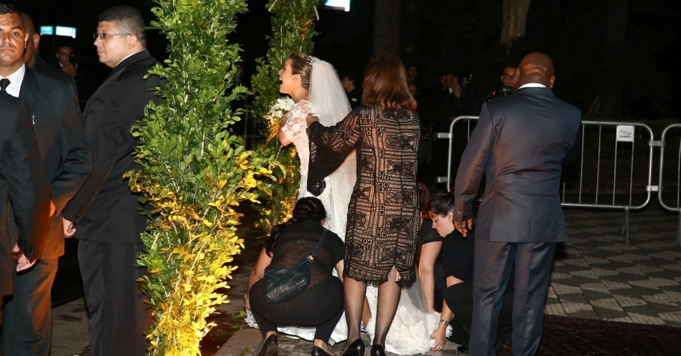 24.fev.2015 - A atriz Fernanda Souza tem o vestido arrumado antes de entrar na igreja Nossa Senhora do Brasil para seu casamento