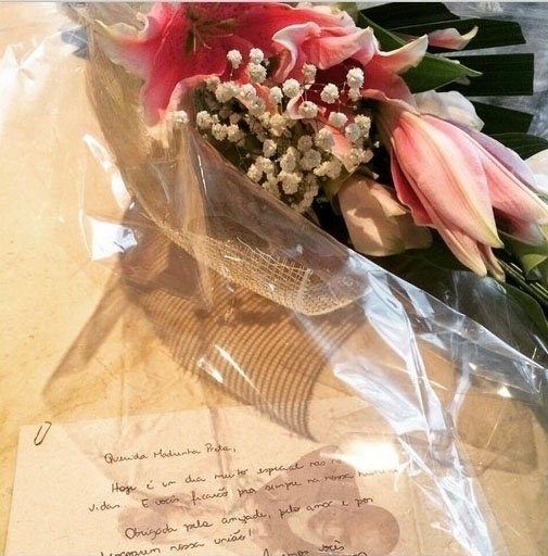 24.fev.2015 - A cantora Preta Gil, que será uma das madrinhas do casamento, postou foto com um buquê de flores e um bilhete recebido dos noivos. 