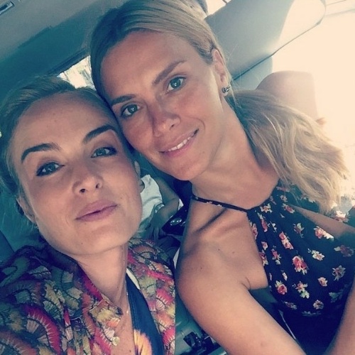 24.fev.2015 - Angélica e Carolina Dieckmann também viajaram do Rio para São Paulo para o casamento de Thiaguinho e Fernanda