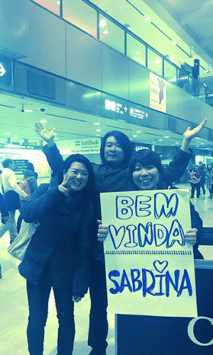 24.fev.2015 - Em uma viagem a trabalho, Sabrina Sato desembarca na cidade de Narita, no Japão, e é recepcionada por fãs locais com direito a cartaz
