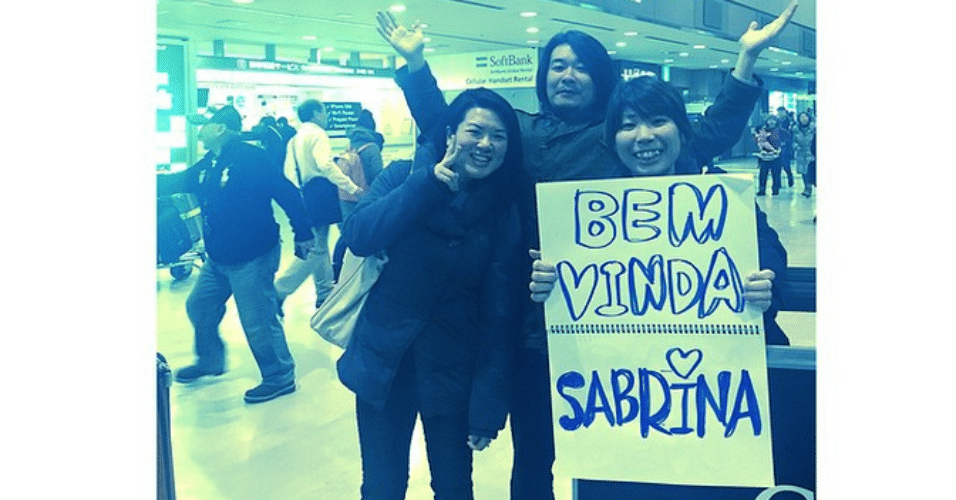 24.fev.2015 - Em uma viagem a trabalho, Sabrina Sato desembarca na cidade de Narita, no Japão, e é recepcionada por fãs locais com direito a cartaz