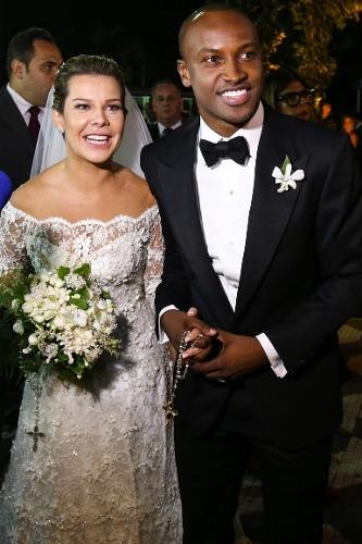 24.fev.2015 - Fernanda Souza e Thiaguinho posam após cerimônia. 